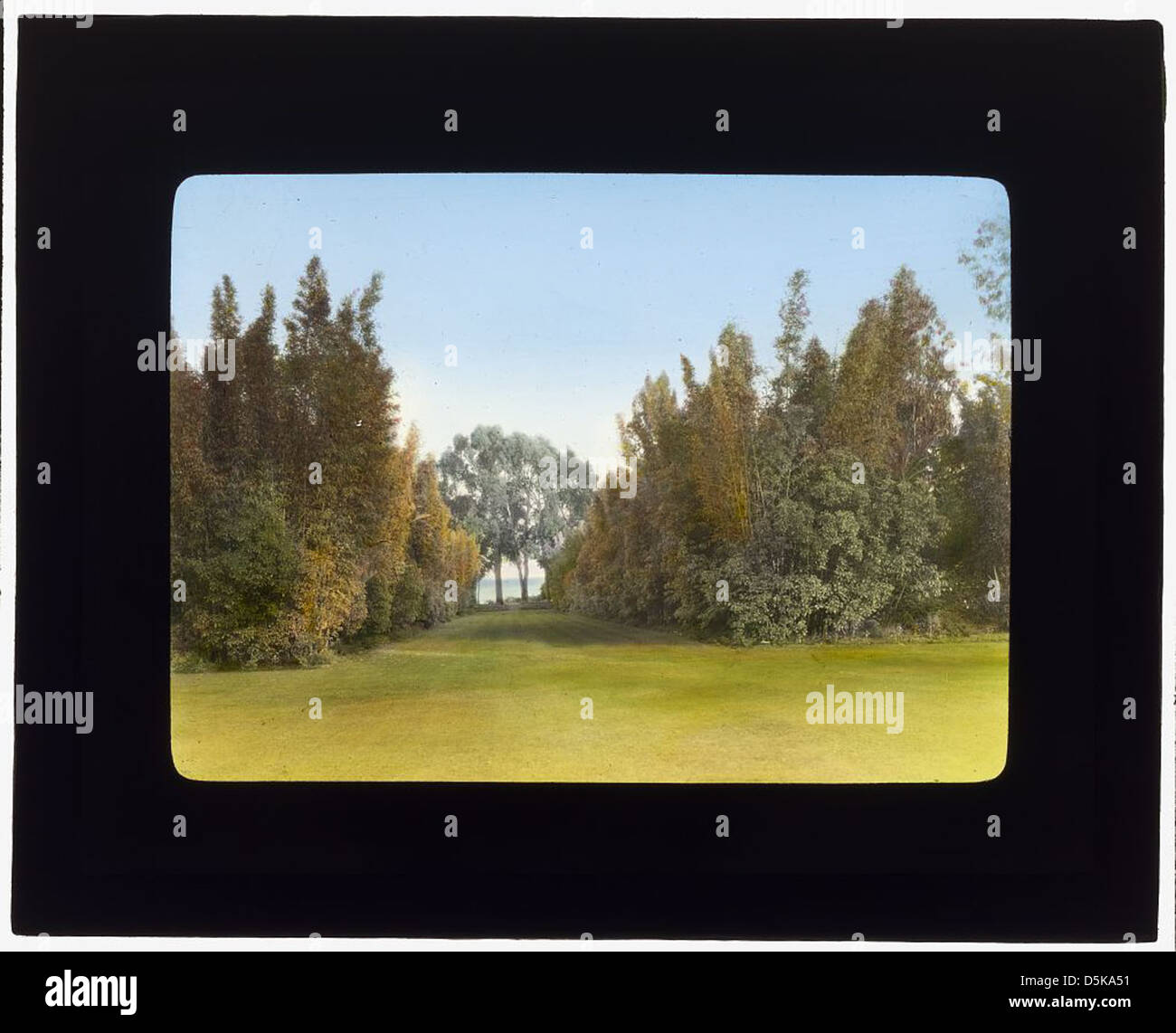 La maison Francis Townsend Underhill, connue sous le nom de « la Chiquita », située sur Channel Drive à Montecito, en Californie, est représentée avec ses jardins environnants et son aménagement paysager typique de la Californie du Sud. Banque D'Images