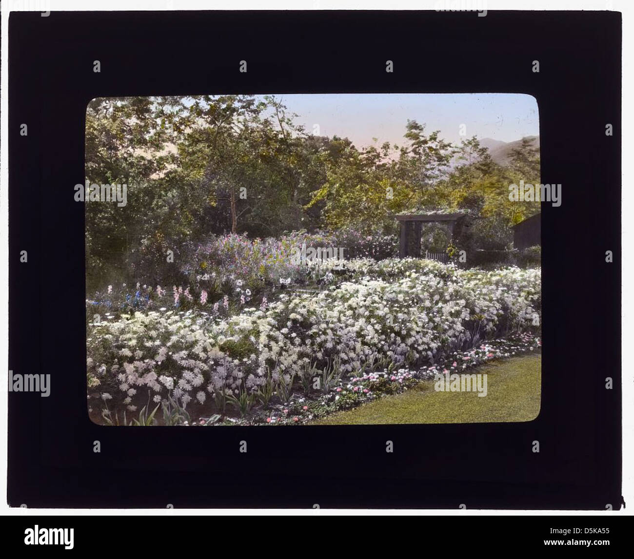 Cette photo montre la maison James Hobart Moore, connue sous le nom de Glen Oaks, située sur East Valley Road à Montecito, en Californie. La propriété dispose de beaux jardins et d'une architecture victorienne vintage. Banque D'Images