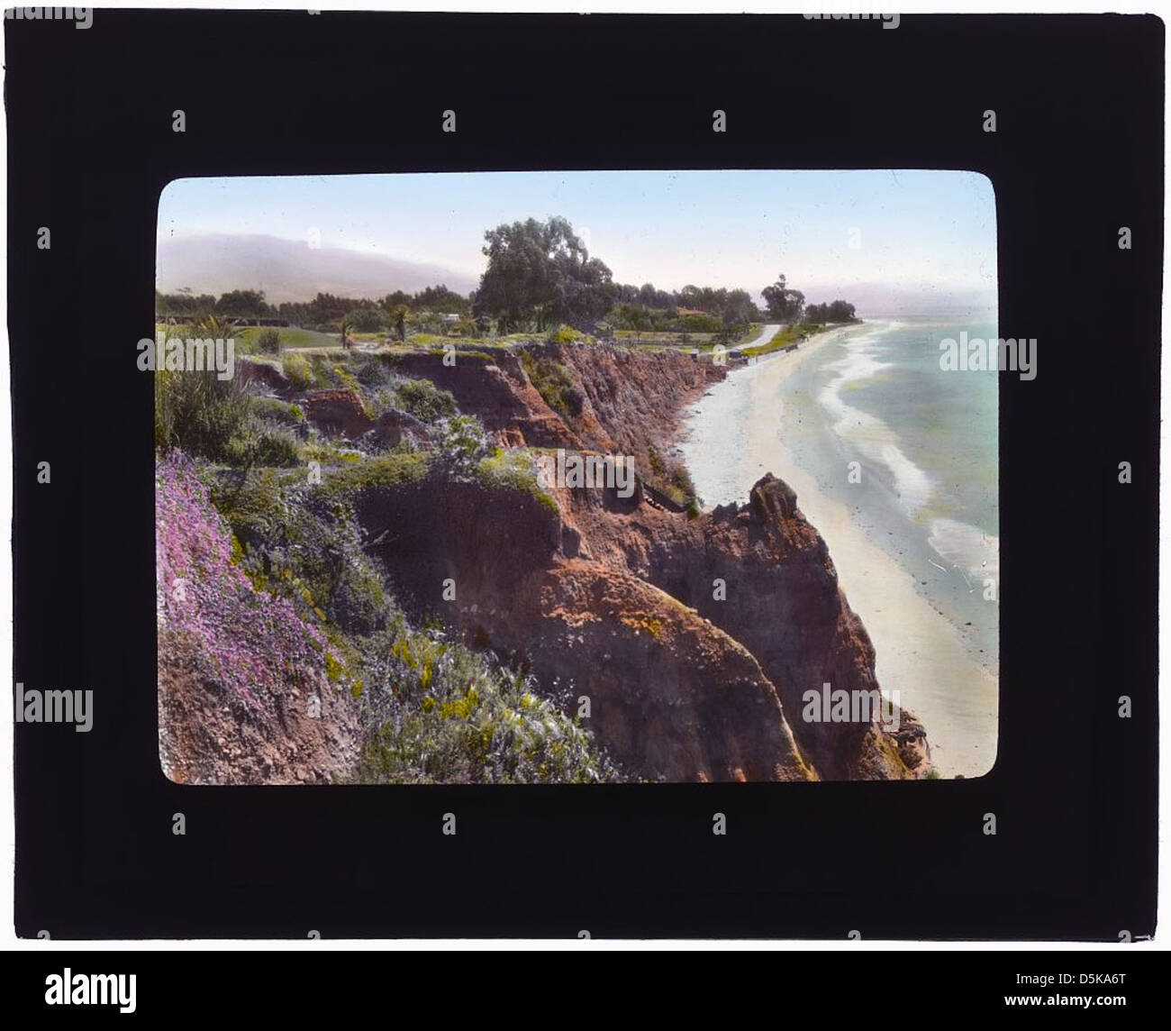 L'Inellan, une maison historique située sur Channel Drive à Montecito, en Californie, fait partie de la Riviera de Californie du Sud. La maison reflète le charme architectural de la région et la beauté côtière, offrant une vue imprenable sur l'océan et de beaux jardins. Banque D'Images