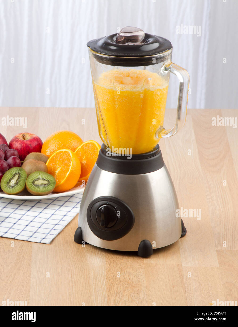Mixer électrique pour faire du jus de fruits Photo Stock - Alamy