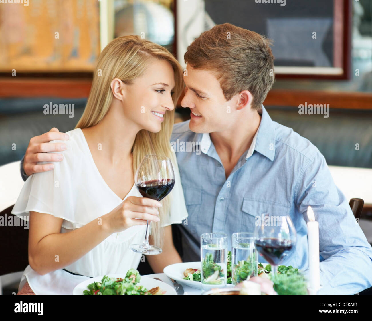 Couple drinking wine in restaurant Banque D'Images