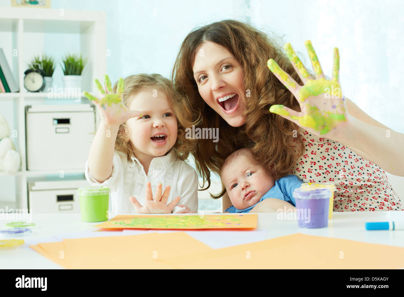 Portrait of a happy family having fun peinture avec les doigts et paumes Banque D'Images