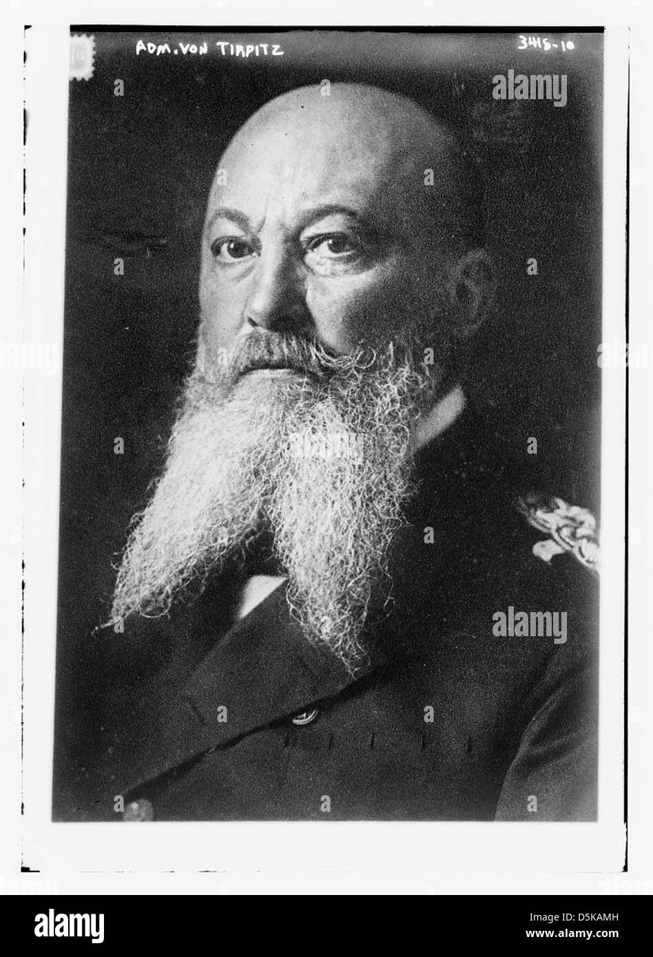 L'amiral von Tirpitz, figure navale clé de la marine impériale allemande, est représenté sur cette photographie. Il a joué un rôle crucial dans l'expansion de la flotte allemande avant la première Guerre mondiale Banque D'Images