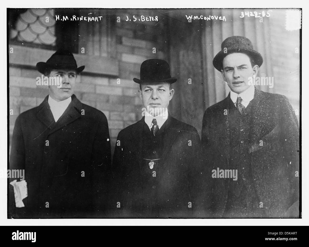 Photographie montrant H.M. Rinehart, J.S. Beyer et W.M. Conover, possiblement des individus impliqués dans un événement historique important ou dans un domaine professionnel au début du XXe siècle. Banque D'Images