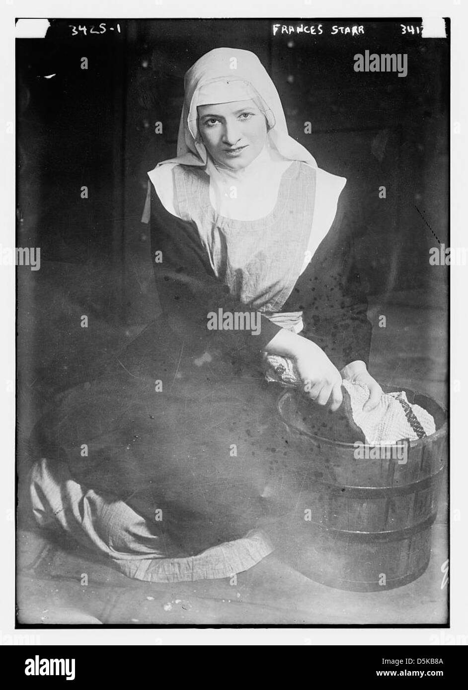 Portrait de l'actrice Frances Starr dans le rôle de Marie-Odile, vêtue d'un costume et tenant un seau. L'image est du début du XXe siècle, montrant son apparence théâtrale dans un costume distinctif. Banque D'Images