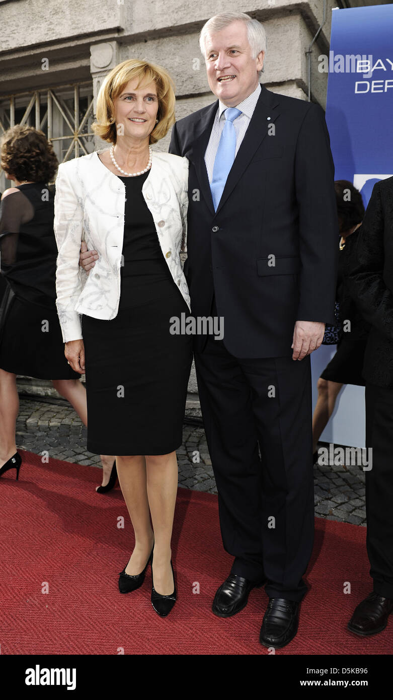 Horst Seehofer et Karin Seehofer au prix de la télévision bavaroise (Bayerischer Fernsehpreis 2011) à Prinzregentheater (théâtre). Munich, Banque D'Images