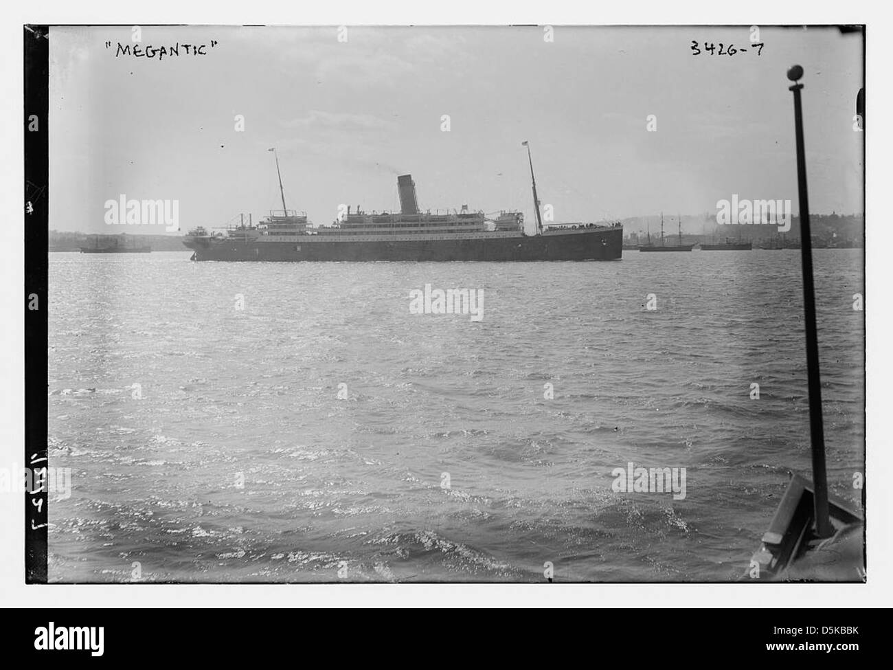 Cette image montre le SS Megantic, un navire construit par Harland & Wolff à Belfast, avec le SS Denver, tous deux associés à la White Star Line, montrant l'histoire maritime pendant la première Guerre mondiale Banque D'Images