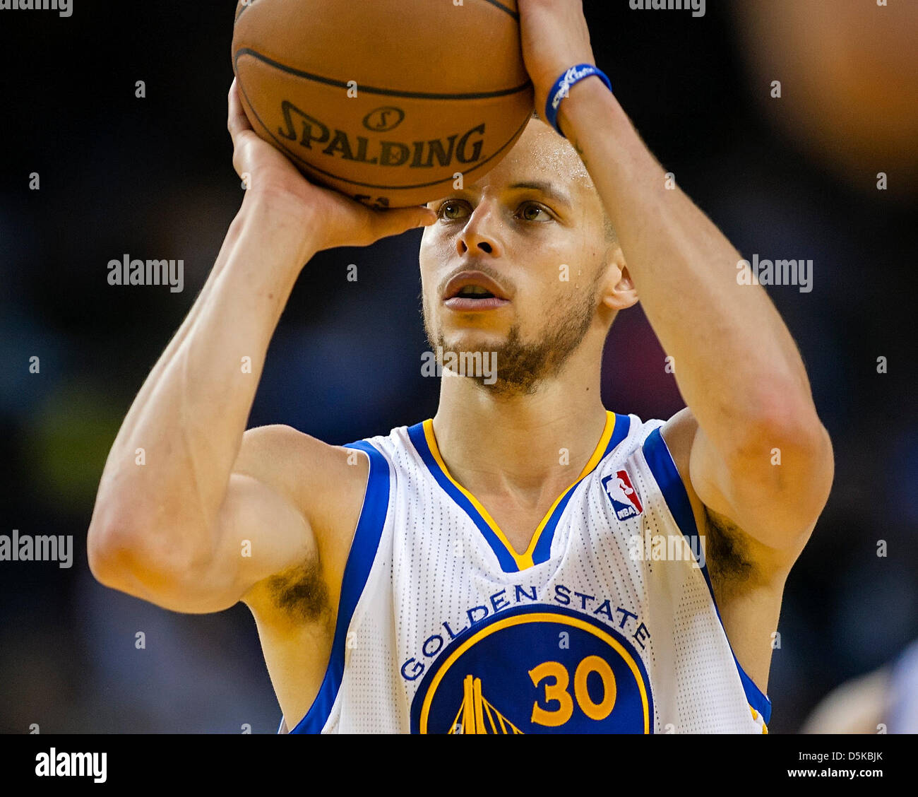 Oakland, CA, USA. 3 avril 2013 : Golden State Warriors point guard Stephen Curry (30) en action au cours de la NBA basketball match entre les New Orleans Hornets et les Golden State Warriors à l'Oracle Arena à Oakland CA. Les guerriers vaincus les Hornets 98-88. Banque D'Images