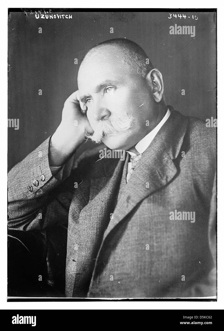 Cette photographie montre un homme, probablement de Yougoslavie, nommé Uzunovitch en 1927. L’individu est représenté avec une moustache et une calvitie, en mettant l’accent sur sa pilosité faciale, ce qui pourrait suggérer sa participation à Movember, une campagne de sensibilisation à la santé des hommes. Banque D'Images