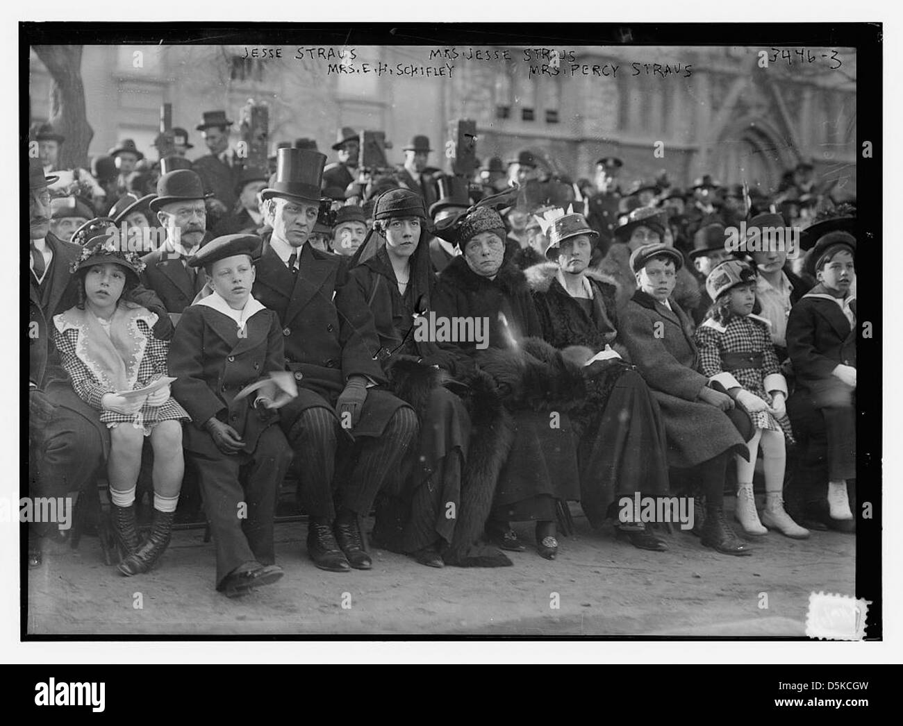 Cette photographie de 1915 montre Jesse Straus et sa famille, y compris MRS Percy Straus et MRS E.H. Schifley, portant des chapeaux. L'image a été prise à New York, avec Straus Park en arrière-plan. Banque D'Images