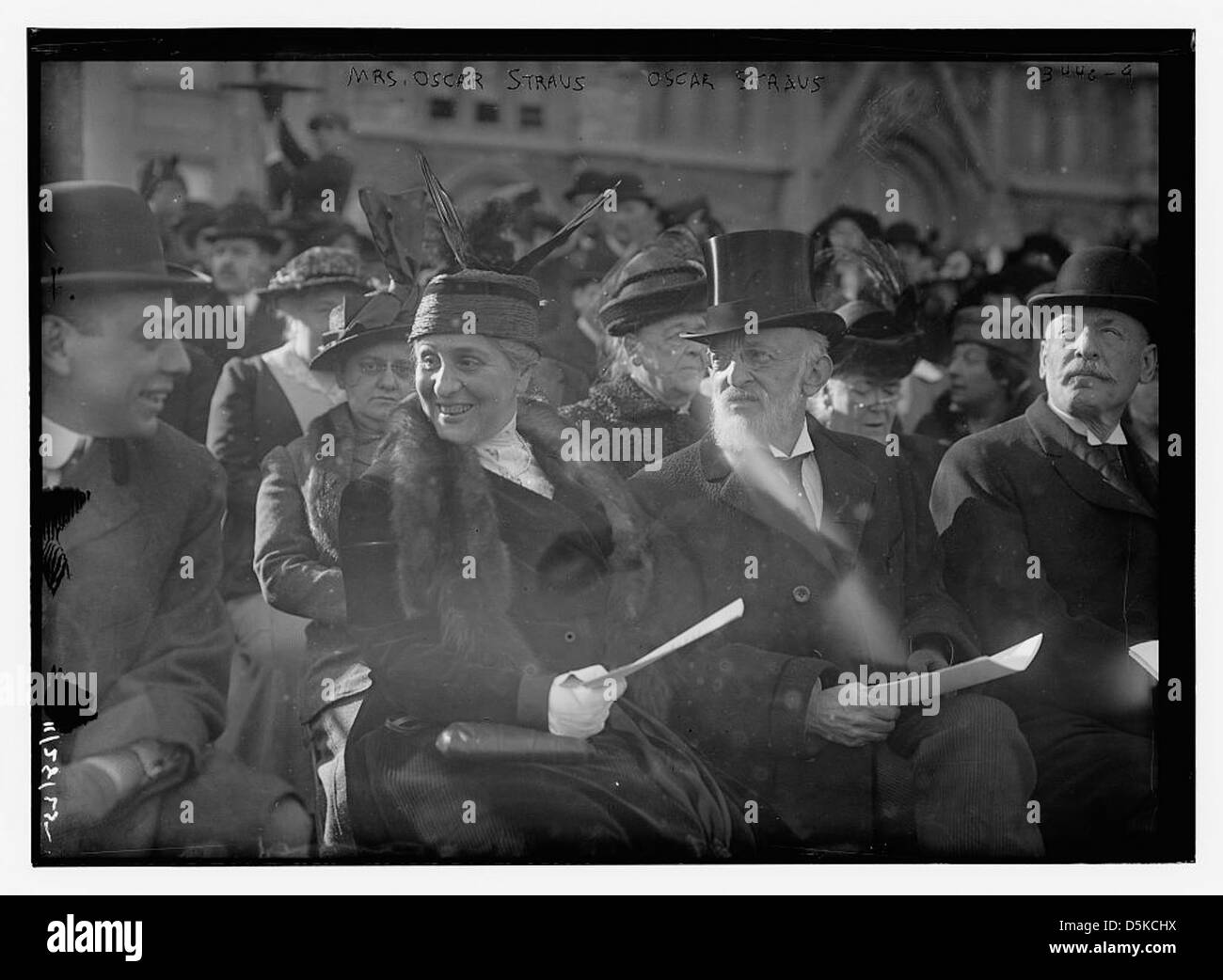 Une photographie de MRS Oscar Straus et Oscar Straus, assis à l’extérieur dans le Straus Park de New York. MRS Straus porte un chapeau de fourrure, tandis qu'Oscar Straus porte un chapeau haut de gamme, capturant un moment de loisir au début du XXe siècle. Banque D'Images