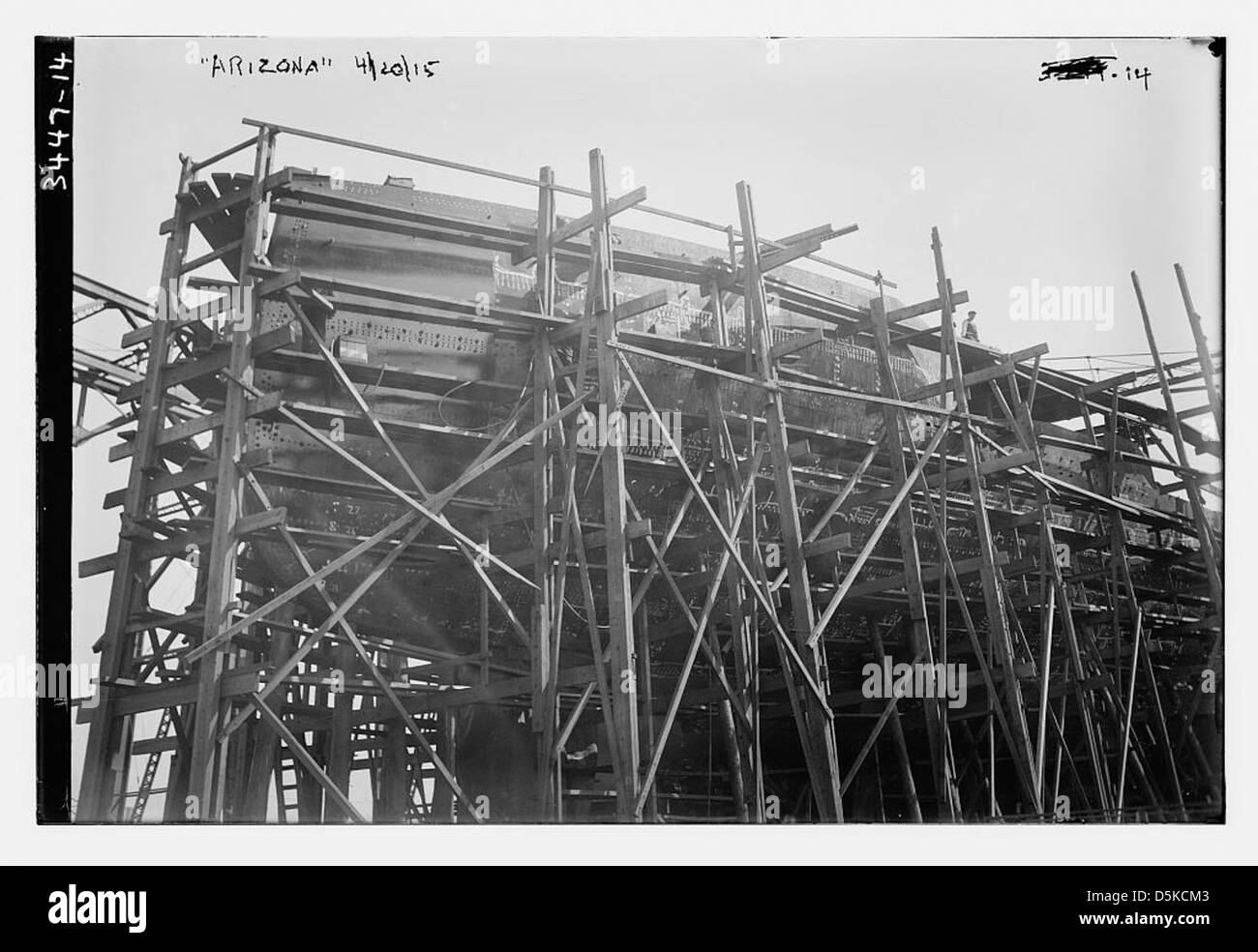Cette photographie de la Bibliothèque du Congrès représente l'USS Arizona (BB-39) au Brooklyn Navy Yard, New York. Le cuirassé, qui fait partie de la classe Pennsylvania, est coulé plus tard lors de l'attaque de Pearl Harbor, et l'USS Arizona Memorial honore maintenant son héritage. Banque D'Images