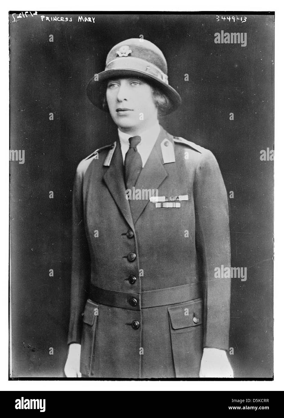 La princesse Mary du Royaume-Uni, vêtue de son uniforme de guerre, est représentée dans ce portrait formel. Son image publique pendant la première Guerre mondiale reflète son soutien aux forces armées britanniques et ses fonctions royales. Banque D'Images