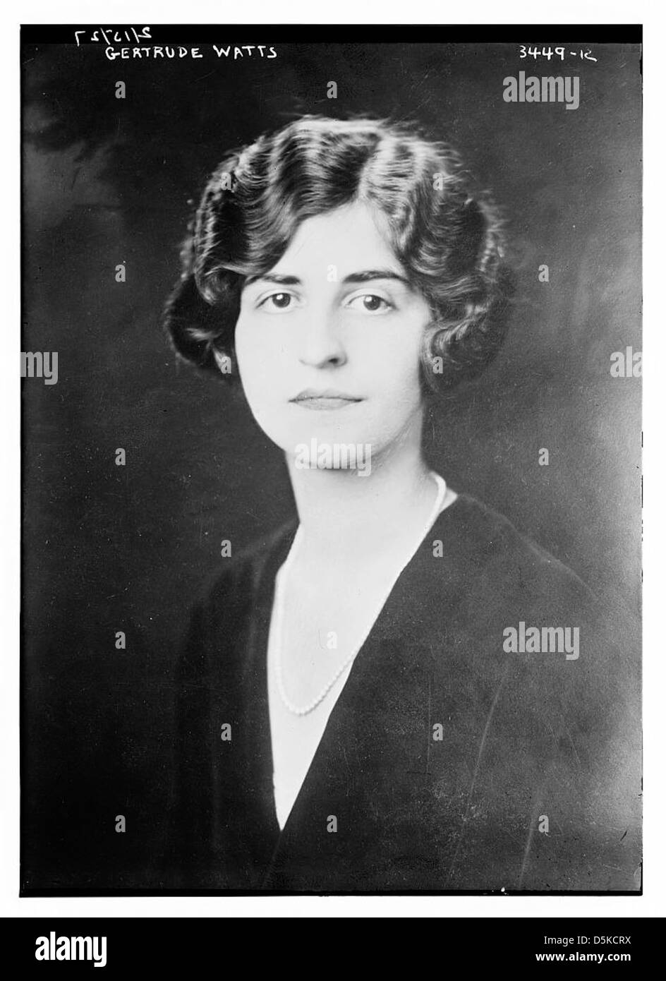 Ce portrait de 1927 montre Gertrude Watts, une femme aux cheveux ronds et à la coiffure brune, capturée dans une photo formelle susceptible d'être utilisée à des fins personnelles ou professionnelles. Banque D'Images