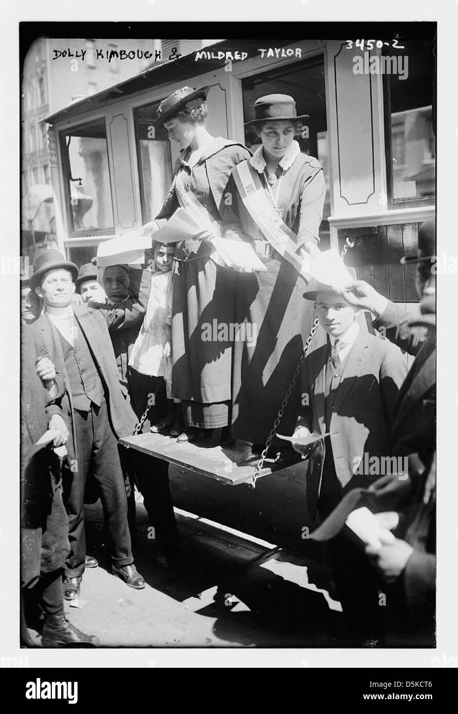 Cette photographie montre Dolly Kimbough et Mildred Taylor, deux femmes impliquées dans le mouvement pour le suffrage, debout avec des brochures promouvant le droit de vote des femmes. Banque D'Images