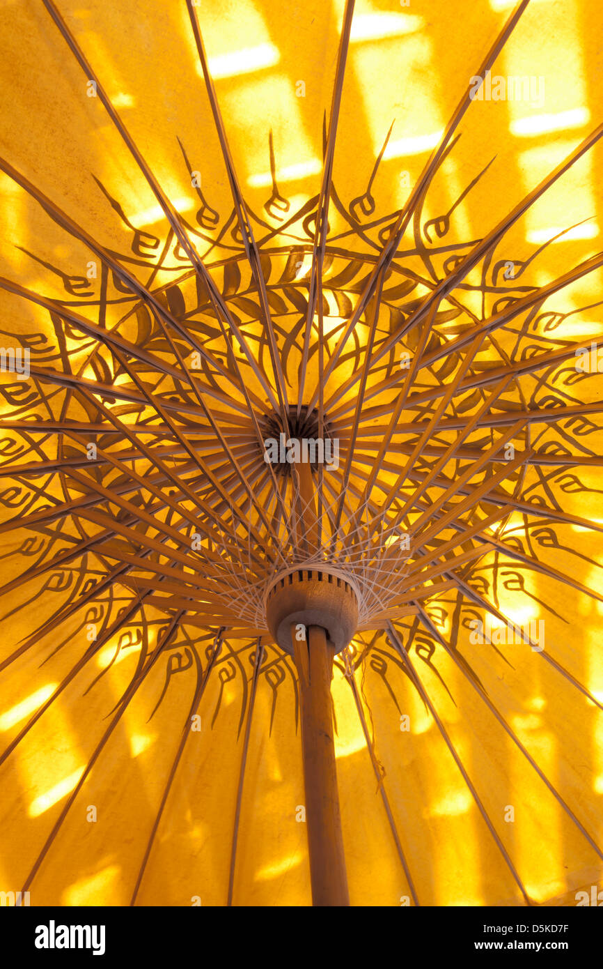 Parapluie jaune fait ​​Of bambou et papier. Banque D'Images