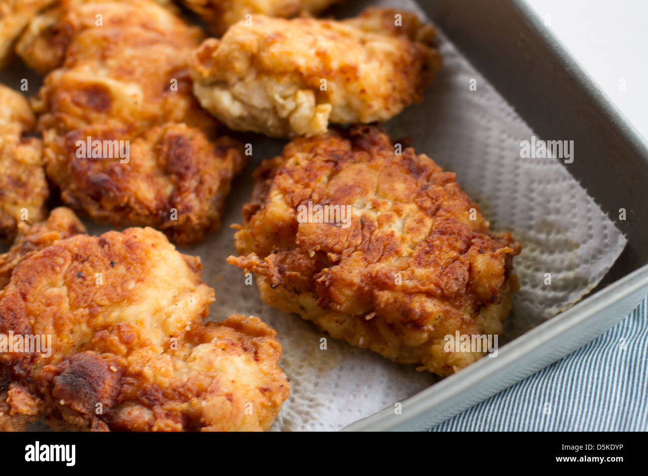 Plusieurs morceaux de poulet frit à la poêle. Banque D'Images