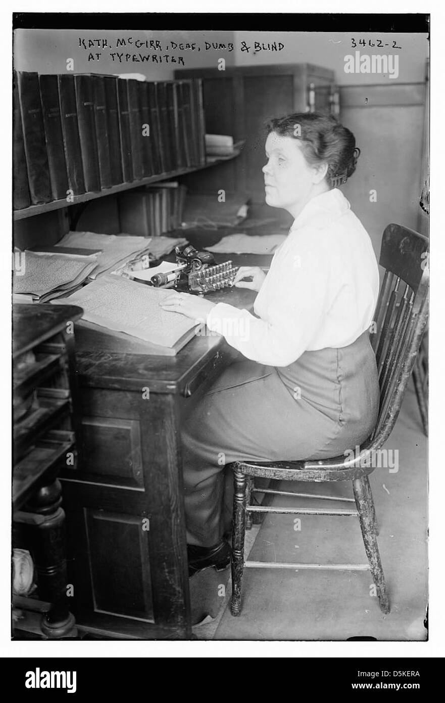 Cette image montre Kath. McGirr, une femme sourde, muette et aveugle, dactylographiant à une machine à écrire, démontrant sa remarquable capacité à transcrire malgré ses handicaps. Banque D'Images