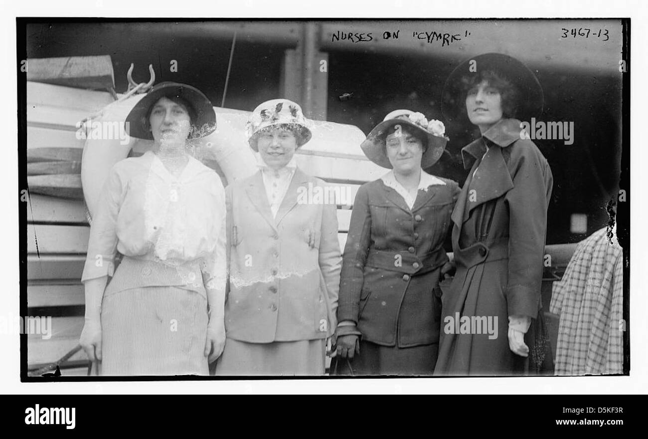 Les infirmières à bord du paquebot SS Cymric, torpillé par le U-boot allemand U-20 pendant la première Guerre mondiale, montrant les risques de guerre auxquels le personnel médical du navire est confronté. Banque D'Images