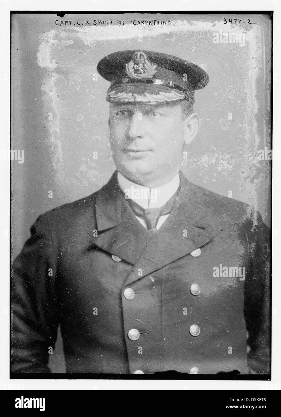 Cette photographie montre le capitaine C.A. Smith du RMS Carpathia, le navire qui a sauvé les survivants de la catastrophe du Titanic. L'image capture le capitaine dans son uniforme. Banque D'Images