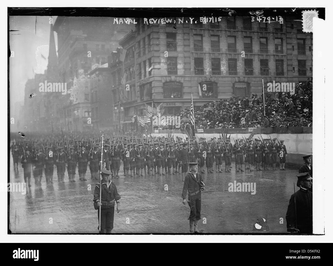 Une photographie de la revue navale tenue à New York le 17 mai 1915, montrant le défilé de la flotte de l'Atlantique de l'US Navy le long de la Cinquième Avenue, avec des marins et des spectateurs rassemblés le long de la tribune. Banque D'Images