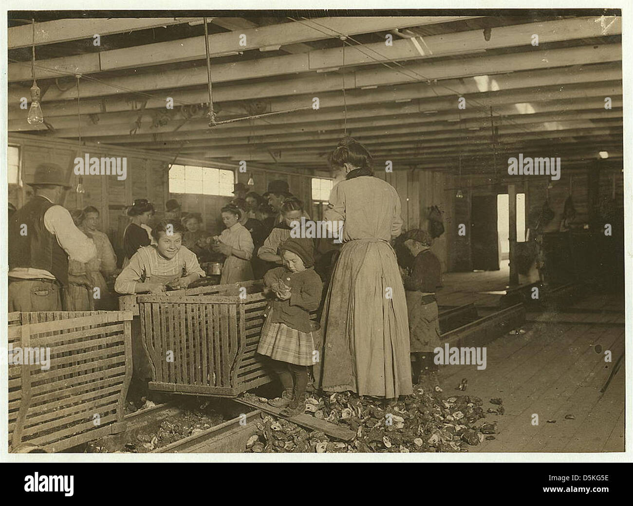 Mary, quatre ans, qui baise deux pots d'huîtres par jour à Dunbar. Tend le bébé quand ne travaille pas ... Emplacement :: Dunbar, Louisiane (LOC) Banque D'Images