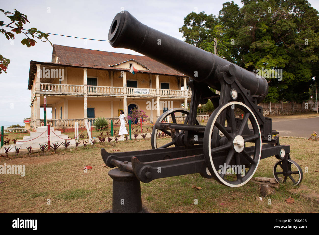 Madagascar, Nosy Be, Be Hell-Ville, Rue Passot, époque coloniale Cannon à l'extérieur du bureau de district Banque D'Images