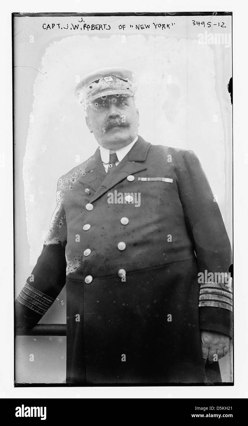Une photographie du capitaine W.J. Roberts de l'American Line à bord du SS New York. L'image capture le capitaine en uniforme naval complet, reflétant la tradition maritime et le leadership du début du XXe siècle. Banque D'Images