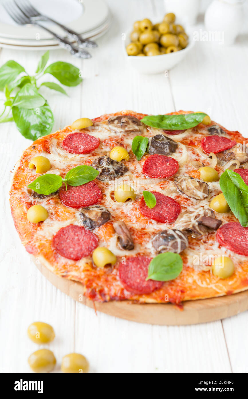 Pizza au salami et tranchées, ​​Mushrooms closeup Banque D'Images