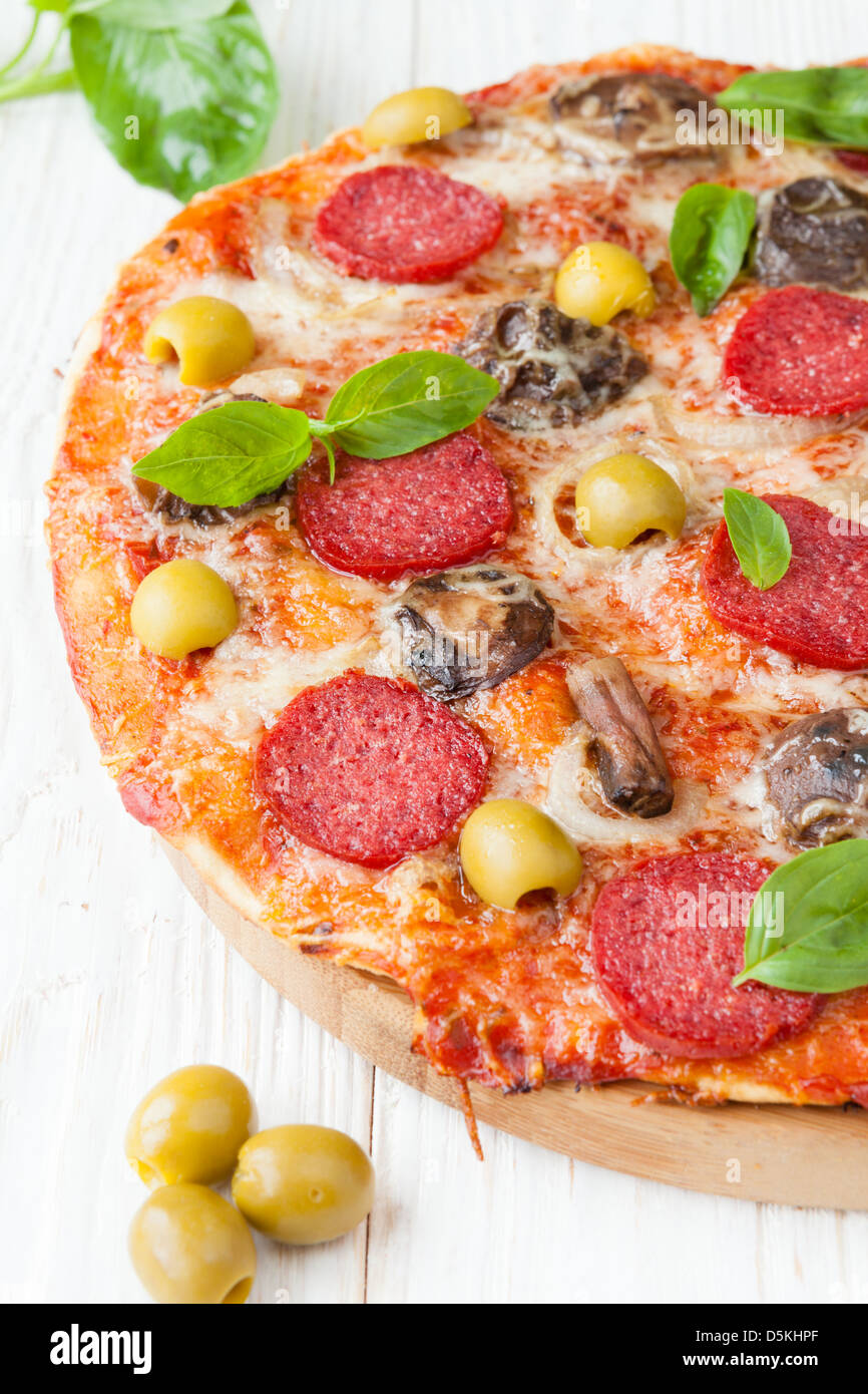 Pizza au salami et les tranches de mozzarella, ​​Mushrooms, restauration rapide Banque D'Images