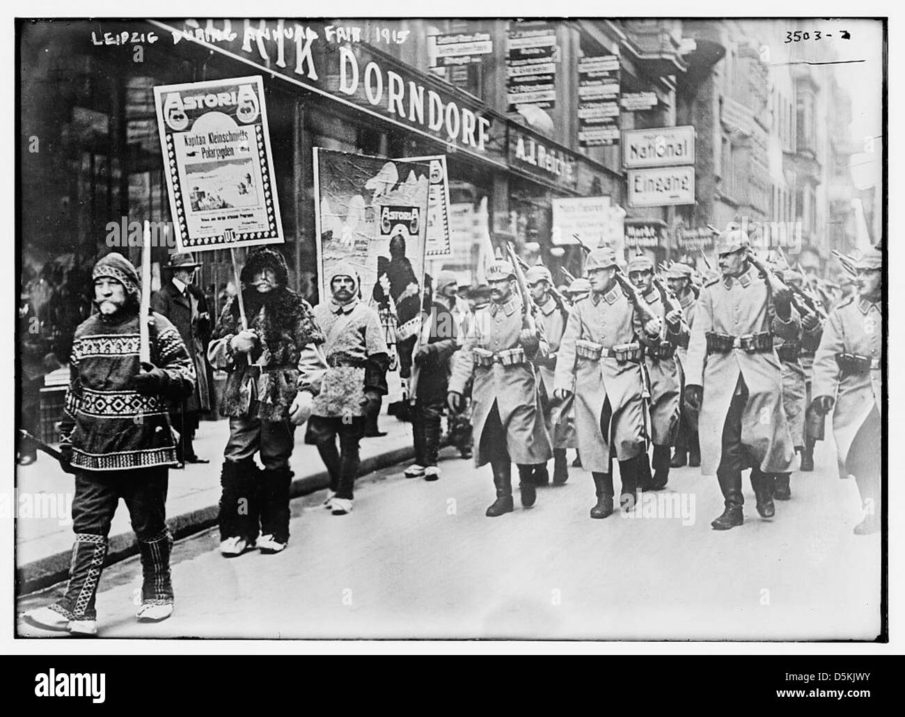 Cette photographie montre Leipzig lors de sa foire annuelle en 1915, capturant l'atmosphère animée et les activités commerciales de l'un des principaux événements culturels allemands du début du XXe siècle. Banque D'Images