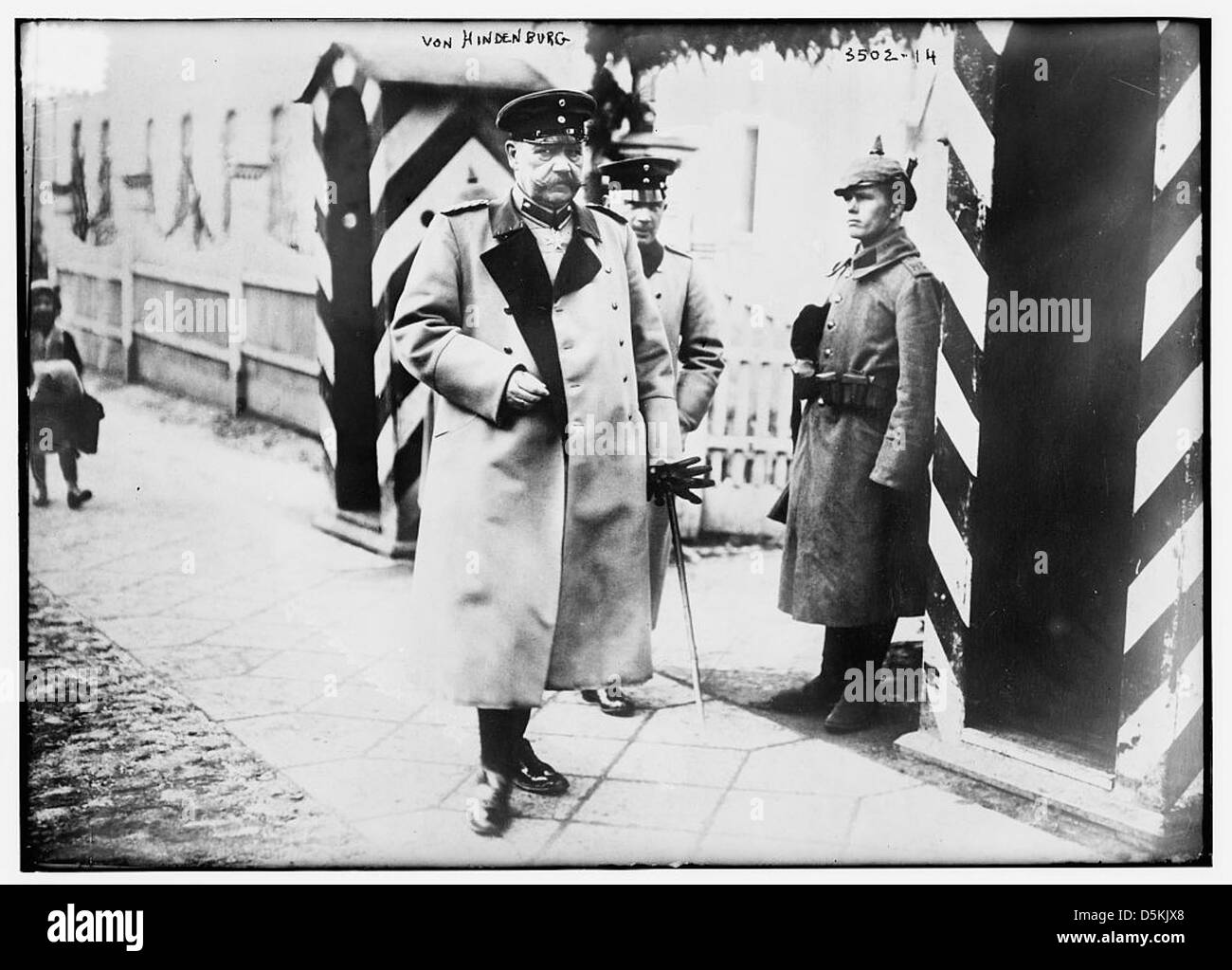 Ce portrait montre Paul von Hindenburg, maréchal allemand et homme d'État, connu pour son rôle dans la première Guerre mondiale et en tant que président de l'Allemagne. L'image reflète son statut de premier plan dans l'histoire militaire et politique allemande. Banque D'Images