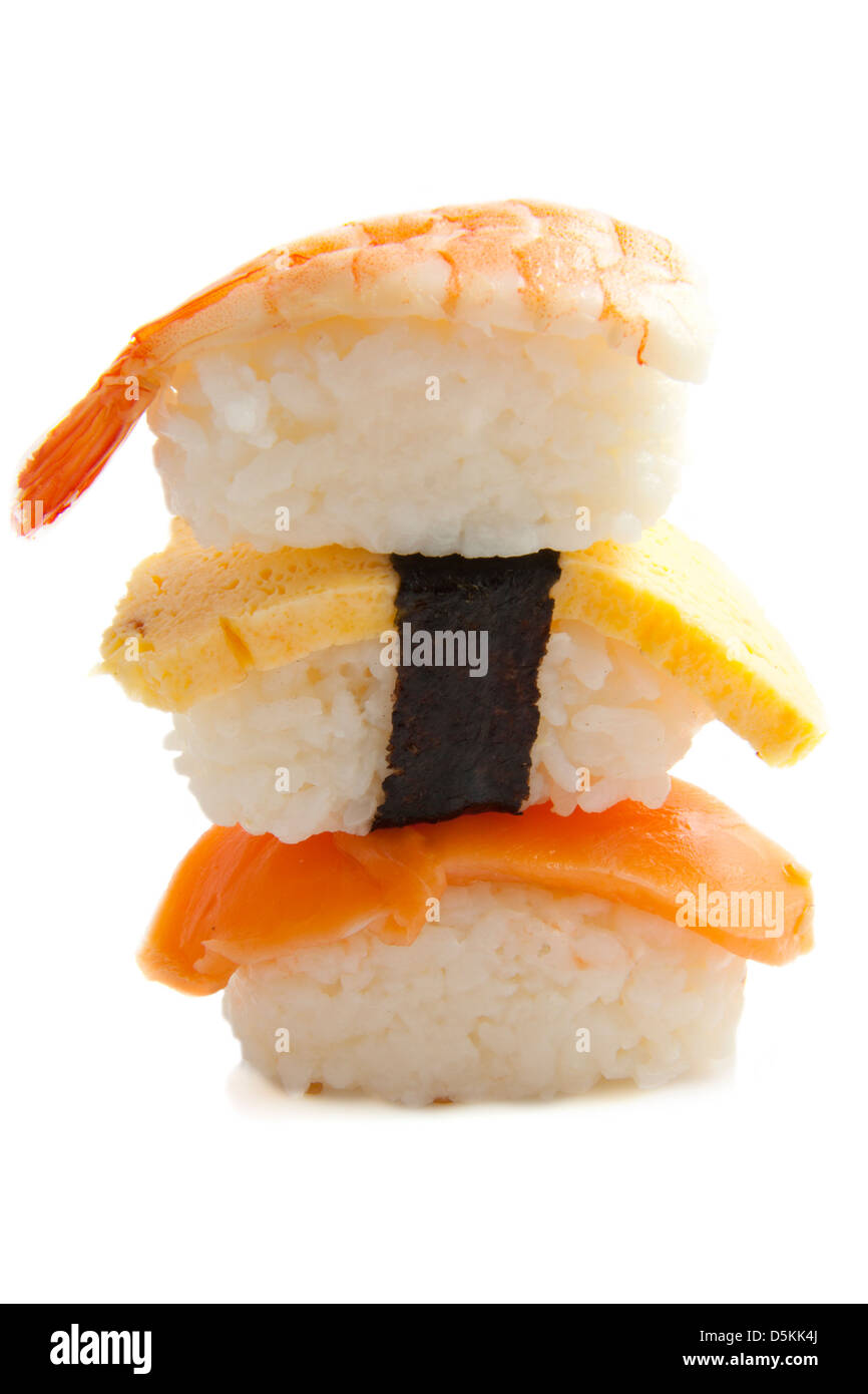 Pile de sushi frais isolated over white Banque D'Images