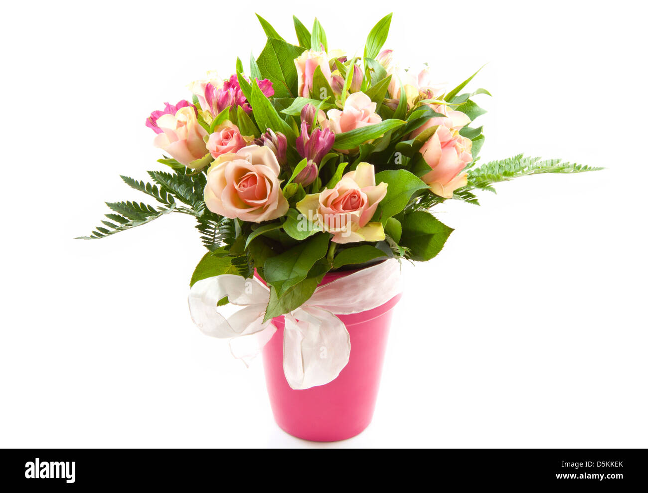 Bouquet de belles fleurs dans un pot isolated over white Banque D'Images