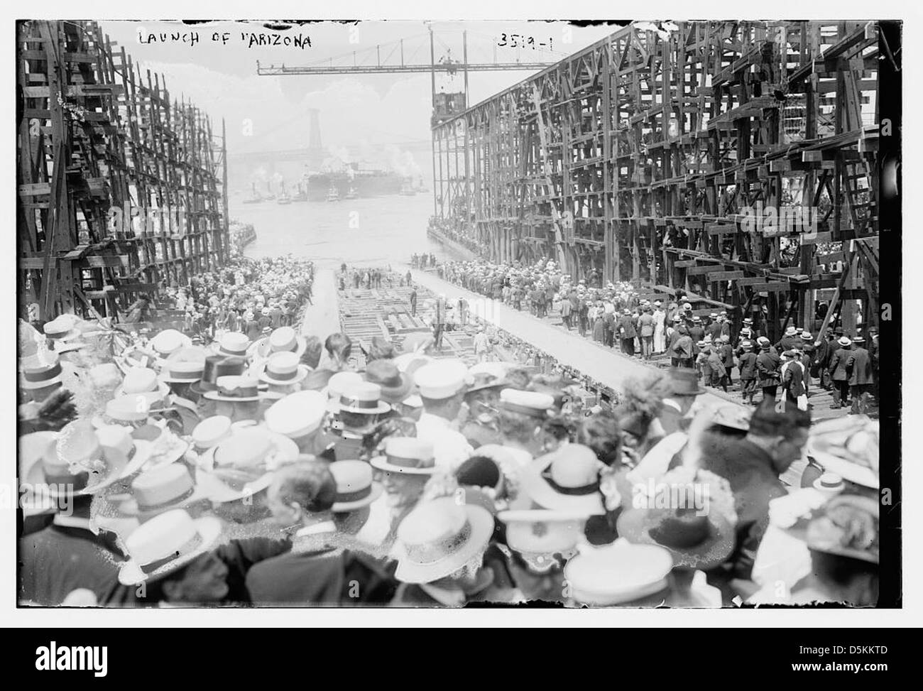 Le lancement de l'USS Arizona (BB-39) au Brooklyn Navy Yard à New York, un cuirassé de classe Pennsylvanie qui devint plus tard célèbre comme pièce maîtresse de l'attaque de Pearl Harbor en 1941. Banque D'Images