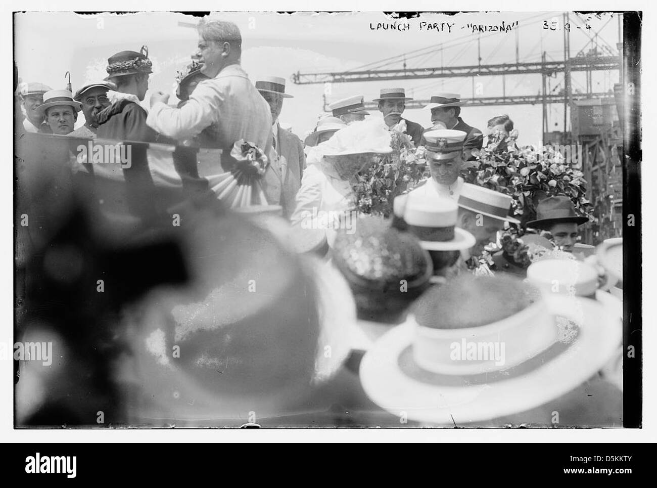 L'USS Arizona (BB-39), un cuirassé de la classe Pennsylvania, est lancé depuis le Brooklyn Navy Yard. Le navire est devenu plus tard célèbre pour son naufrage lors de l'attaque de Pearl Harbor et est maintenant commémoré au USS Arizona Memorial. Banque D'Images