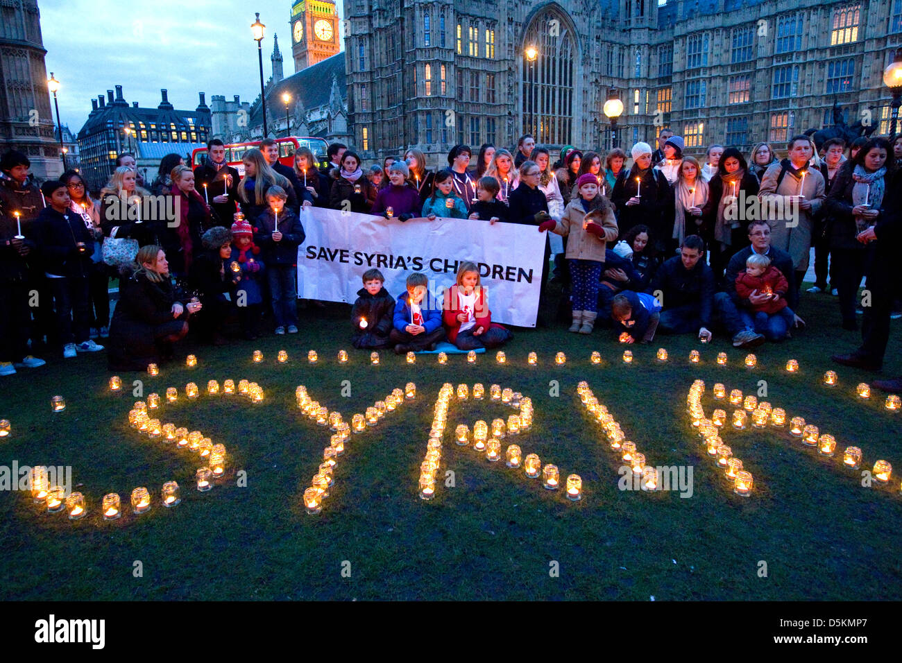 Veillée aux chandelles à l'extérieur du Parlement pour marquer le 2e anniversaire de la guerre en Syrie 14 Mars 2013 Banque D'Images