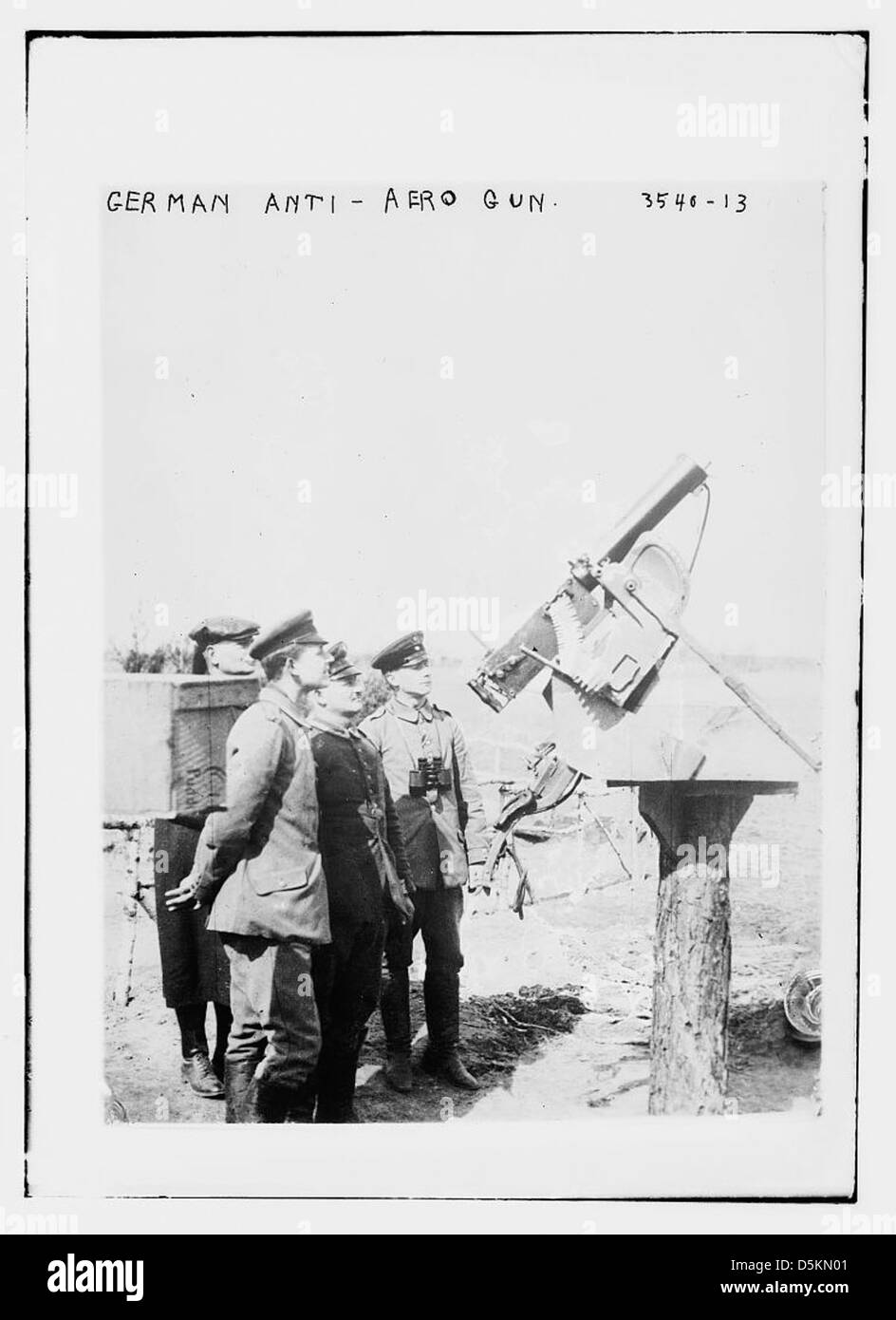 Cette image montre un canon antiaérien allemand, montrant la technologie militaire de la première Guerre mondiale et son rôle dans la défense contre les menaces aériennes. Banque D'Images