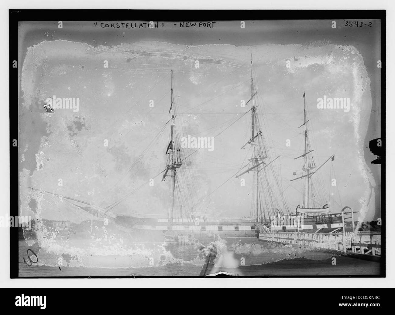 L'USS Constellation, un sloop-of-War, ancré à Newport, Rhode Island. En tant que navire de premier plan dans la marine américaine, il représente l'histoire navale et le patrimoine militaire du XIXe siècle, reflétant son importance historique dans l'histoire maritime américaine. Banque D'Images