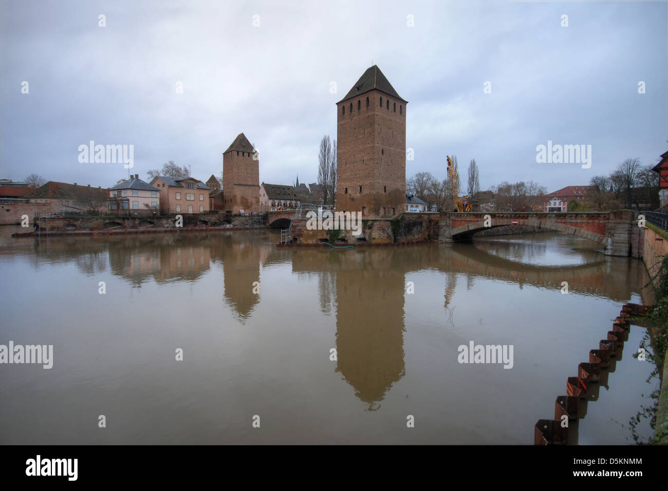 Tours de garde reflète dans l'Ill, à Strasbourg Banque D'Images
