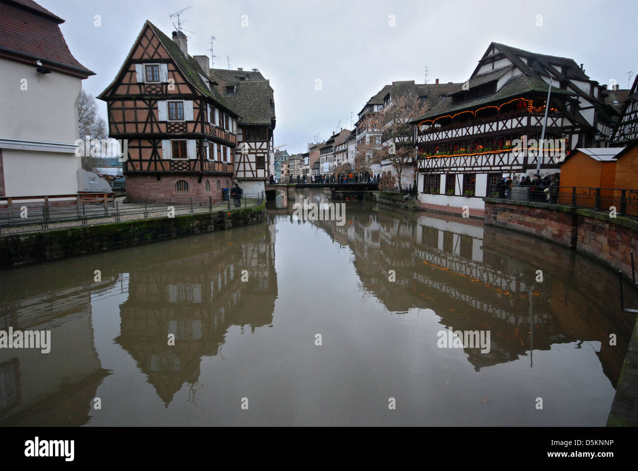Les bâtiments reflètent dans l'Ill qui traverse le quartier de la Petite France de Strasbourg Banque D'Images