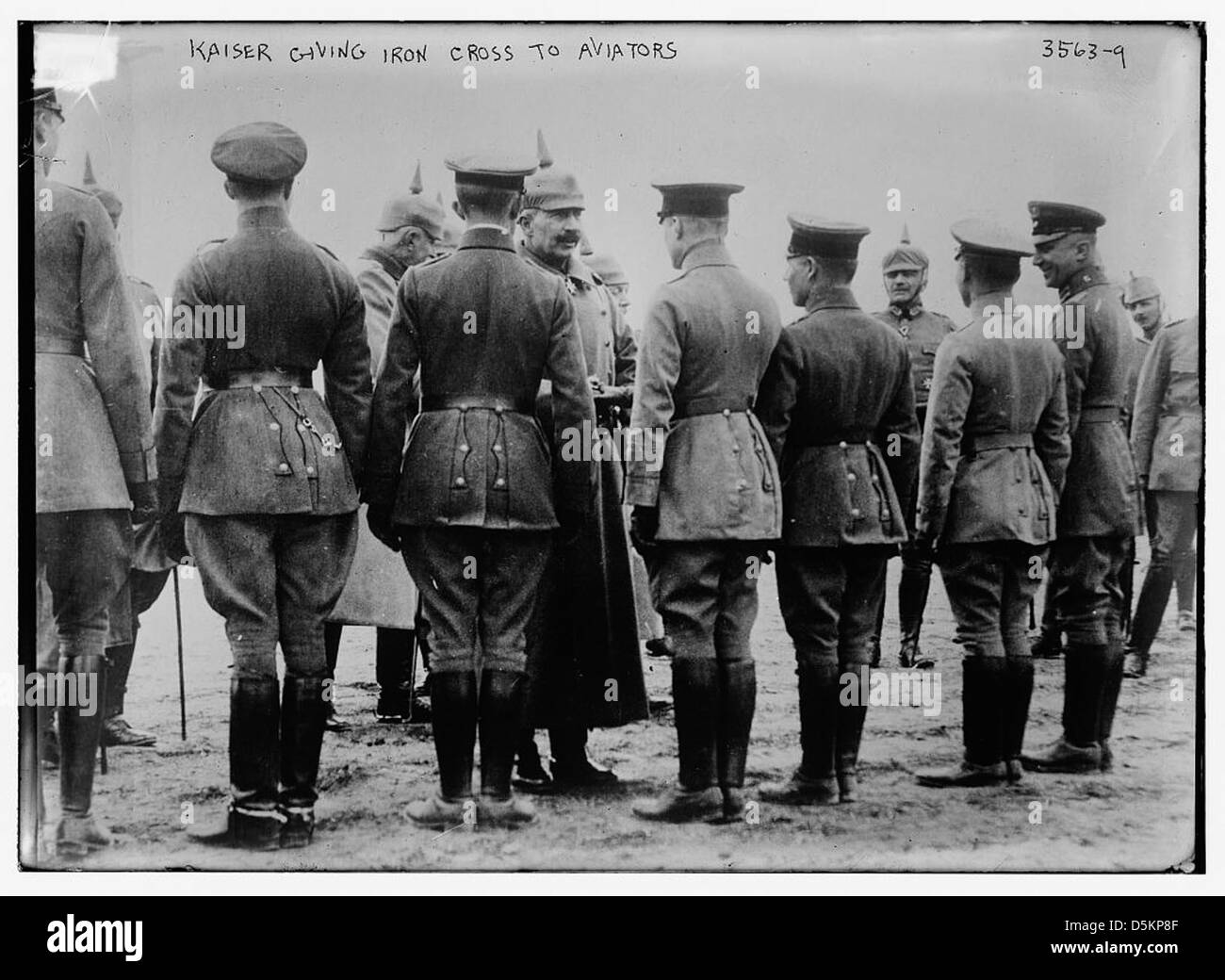 Cette photographie capture le Kaiser Wilhelm II présentant la Croix de fer aux aviateurs. La cérémonie honore leur bravoure et leur service pendant la première Guerre mondiale, reconnaissant la contribution des aviateurs à l’effort de guerre. Banque D'Images