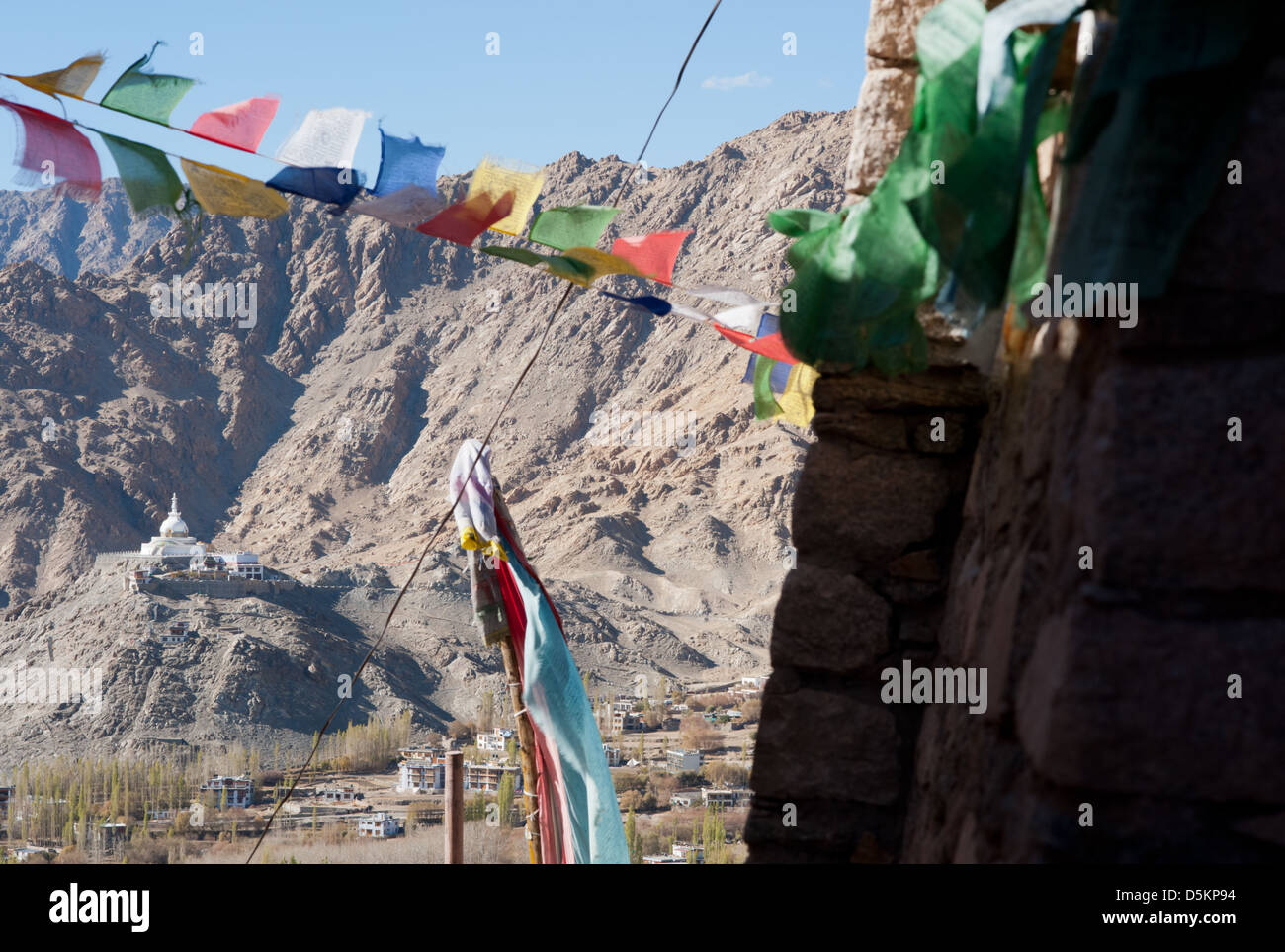 Drapeaux de prière et une vue de la Shanti Stupa à Leh, Ladakh, Jammu-et-Cachemire. L'Inde. Banque D'Images