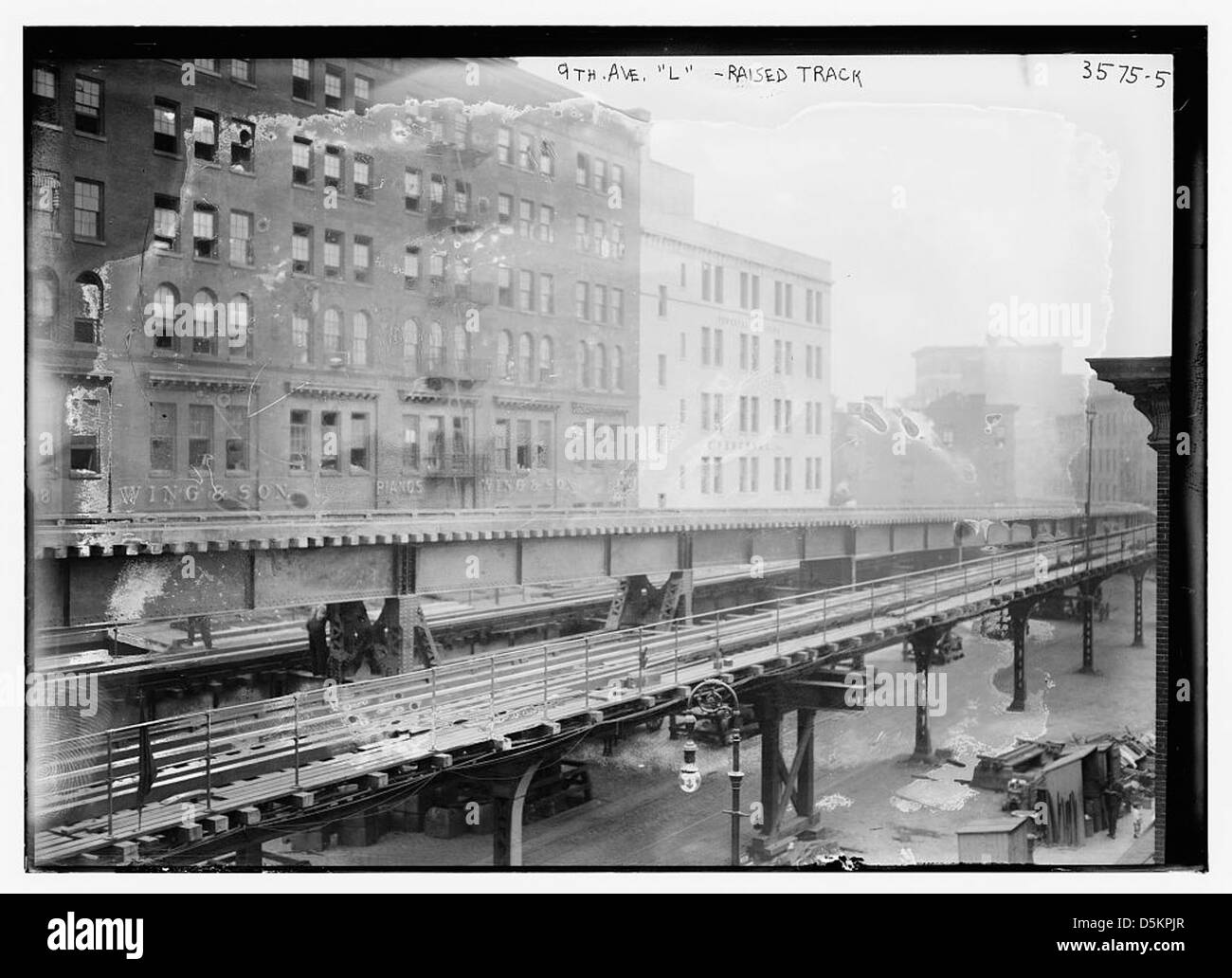 Une photographie historique de la voie ferrée surélevée (connue sous le nom de train « l ») en construction le long de la 9e Avenue à New York, présentant les premières infrastructures de transport public. Banque D'Images
