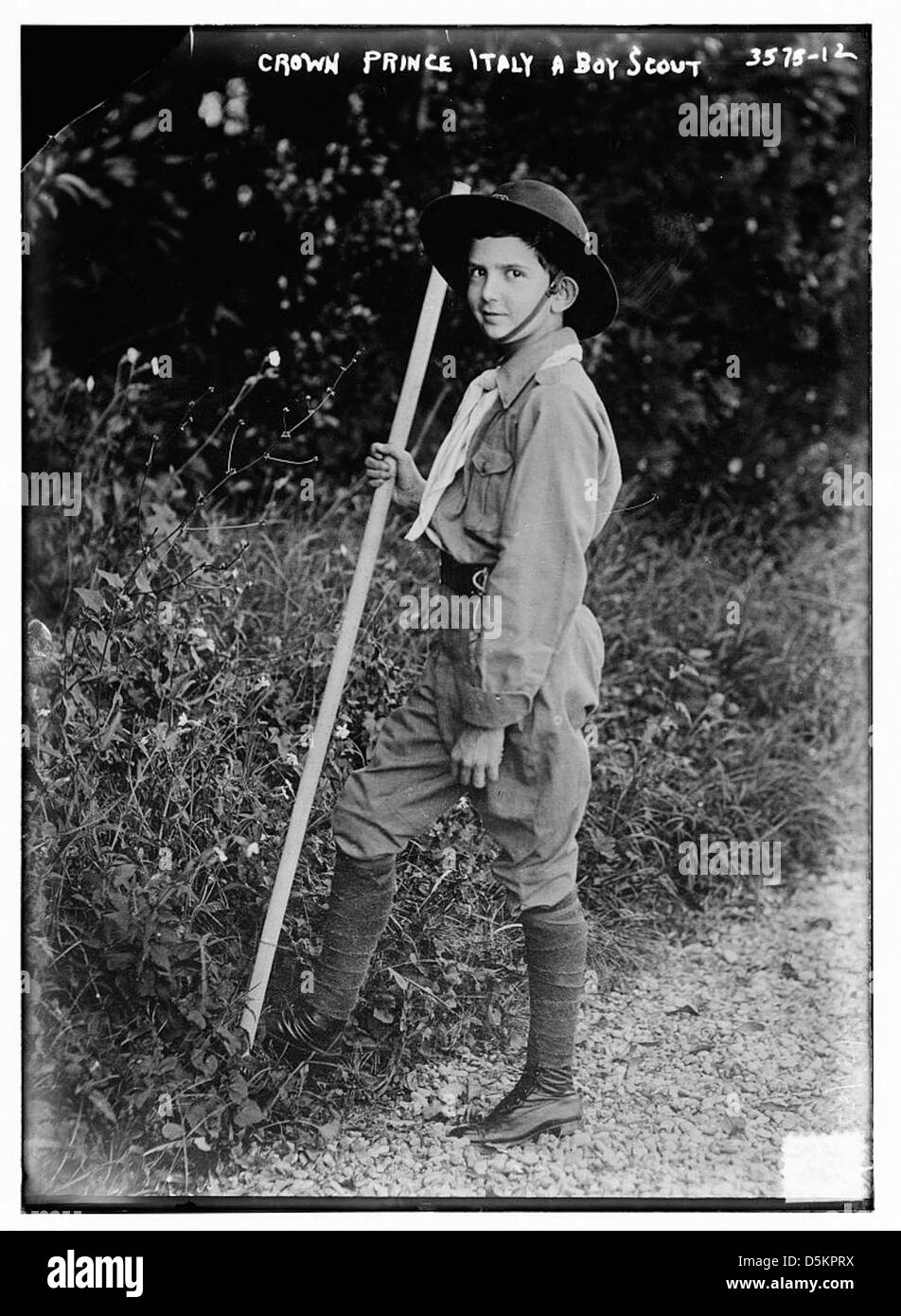 Photographie du prince héritier d'Italie vêtu d'un uniforme de boy-scout. Cette image met en lumière les aspects culturels du mouvement des Boy Scout au début du XXe siècle et l’implication de la royauté européenne dans les organisations de jeunesse. Banque D'Images