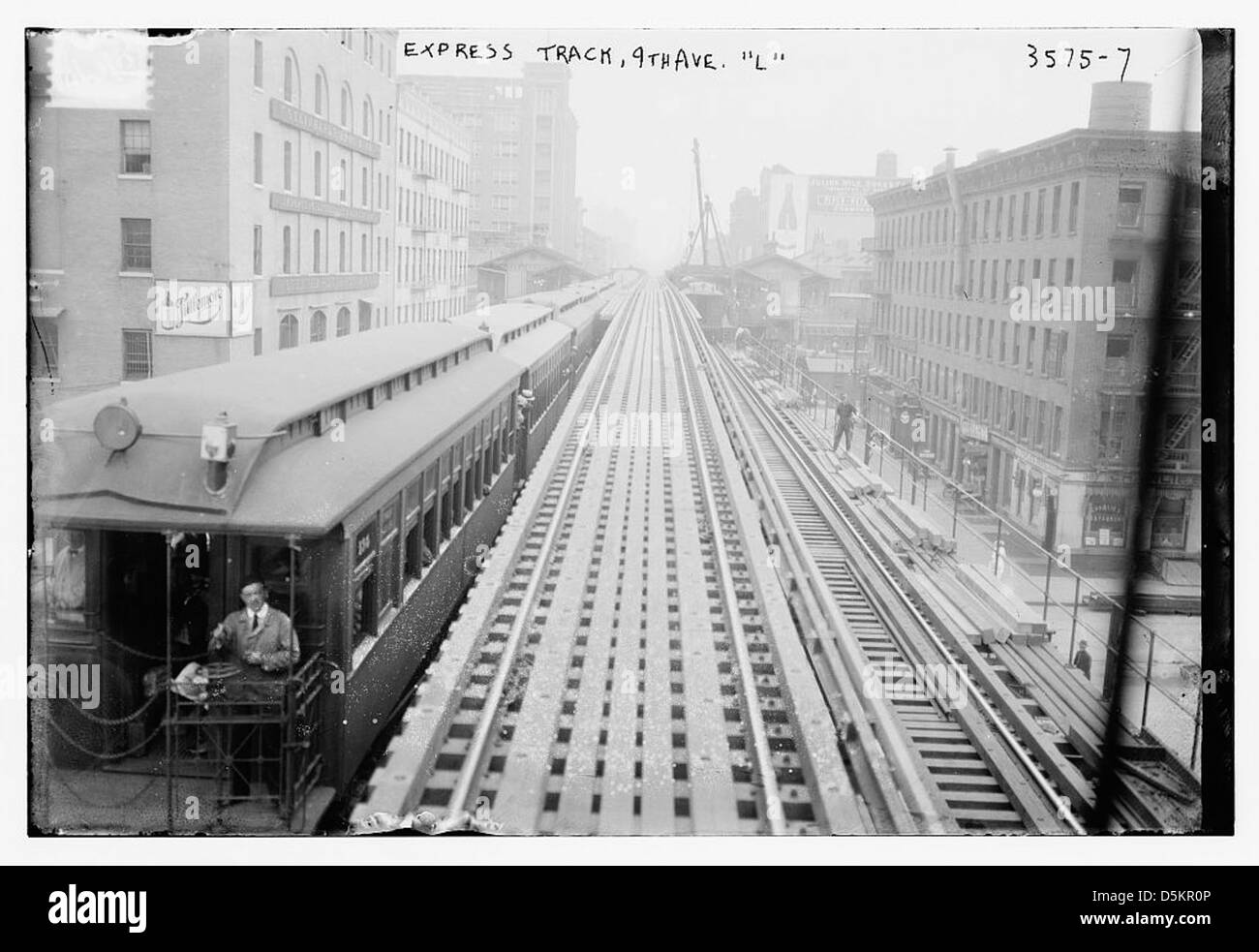 Cette photographie montre la voie ferrée express surélevée sur la 9e Avenue à New York. L'image capture un moment historique dans le développement du système de métro de la ville, avec des trains circulant sur des voies surélevées. Banque D'Images