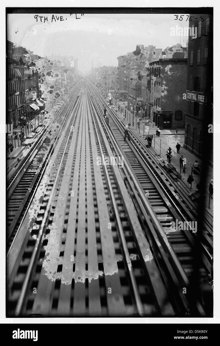 Une photographie historique du train surélevé (le « l ») sur la 9e Avenue, New York, montrant les transports urbains au début du 20e siècle. La photo capture l'atmosphère animée de la vie urbaine et l'emblématique système ferroviaire surélevé. Banque D'Images
