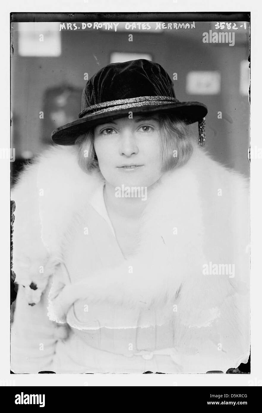 Cette photographie montre MRS Dorothy Gates Herrman, une femme aux cheveux bouffés, habillée en chœur. L'image fait partie de la collection de la Bibliothèque du Congrès, qui documente la mode et le divertissement du début du XXe siècle. Banque D'Images