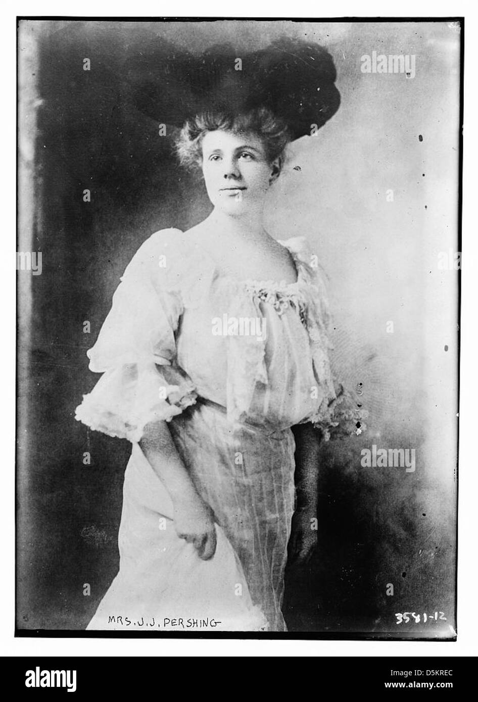 Portrait de MRS J.J. Pershing, épouse du général John J. Pershing, la représentant dans une photographie historique. L'image capture son rôle et sa présence dans la sphère sociale au début du XXe siècle. Banque D'Images