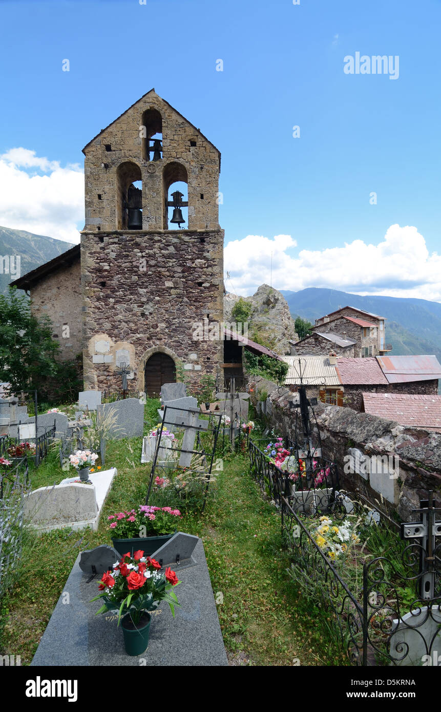 Église et cimetière du village de Saint-Laurent Roure Tinée Vallée Alpes-Maritimes France Banque D'Images